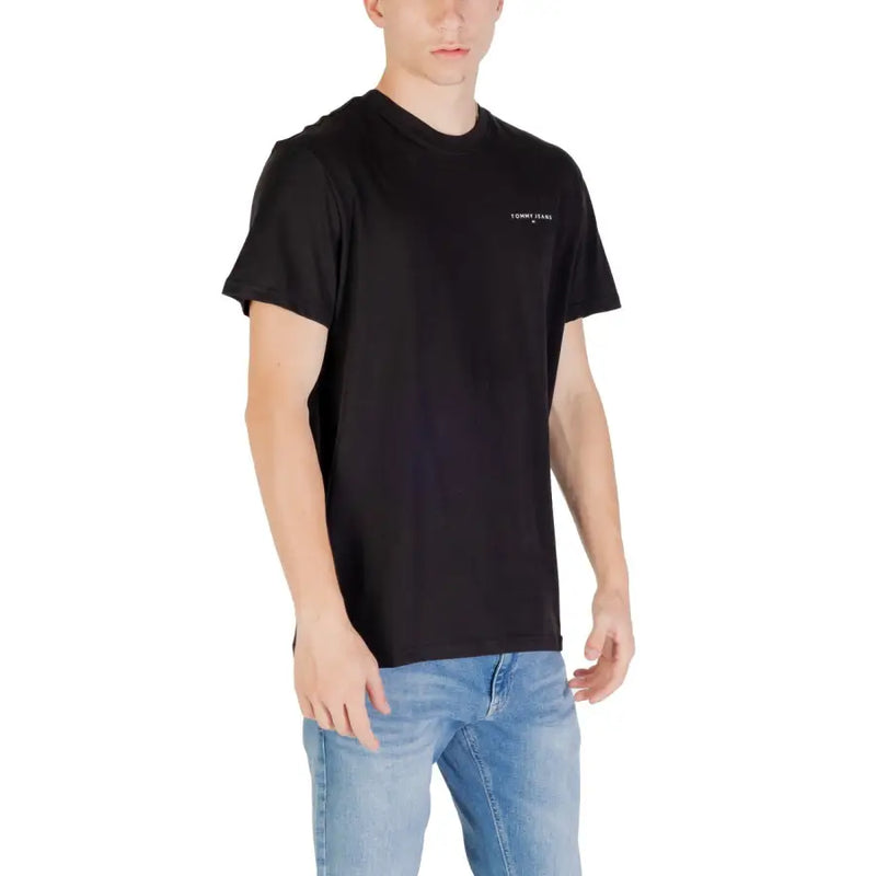 Tommy Hilfiger jeans hommes t-shirt en noir avec un logo blanc discret sur la poitrine, confectionné dans un tissu confortable.