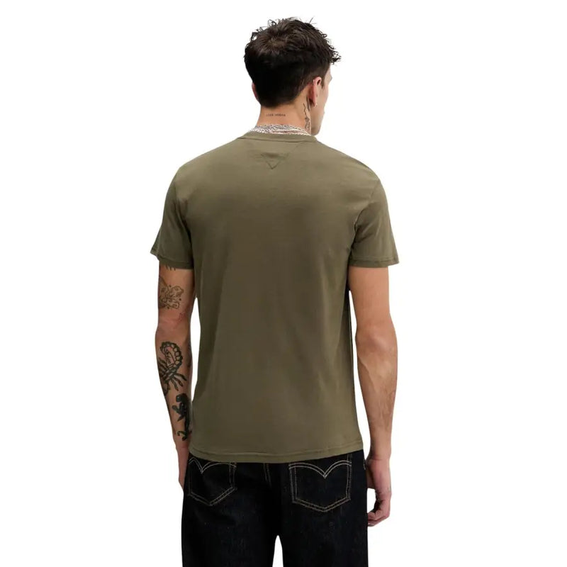 coton vert olive t-shirt avec un logo triangulaire discret à l'encolure, issu de la collection Tommy Hilfiger Jeans pour hommes