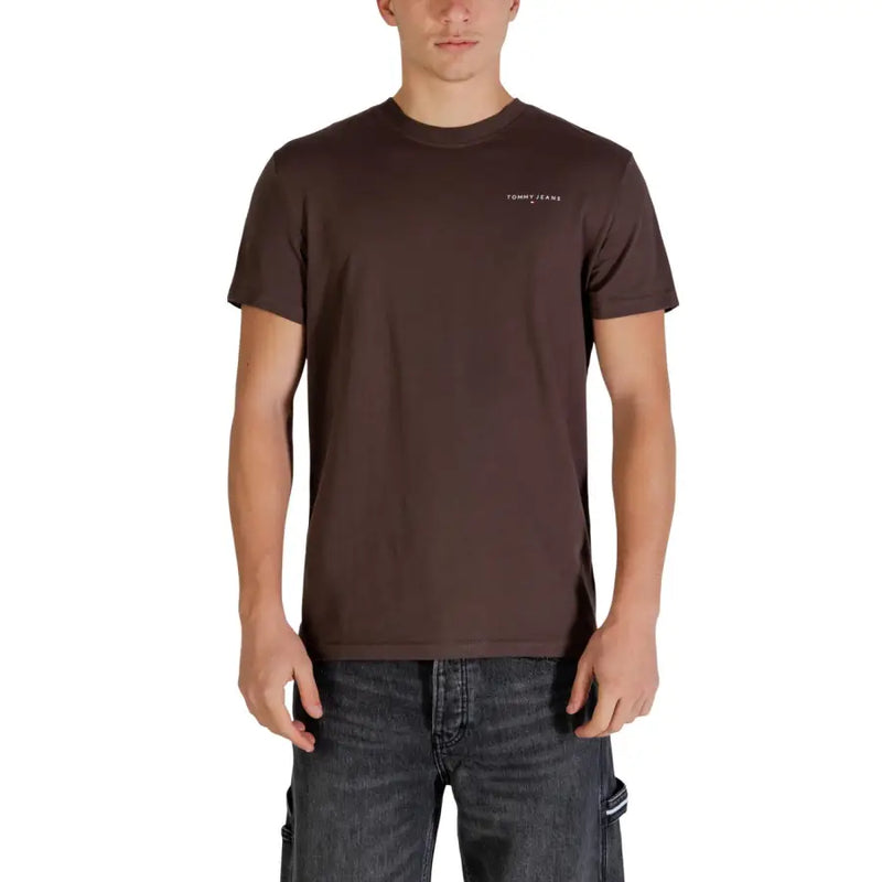 Tommy Hilfiger Jeans hommes t-shirt en coton marron avec un logo blanc discret sur la poitrine