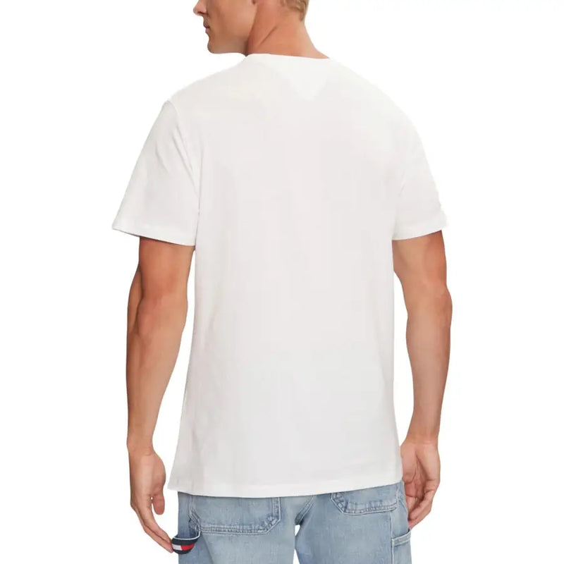 Tommy Hilfiger Jeans hommes t-shirt en blanc, avec un col rond classique et des manches courtes, confectionné dans une matière en coton doux.