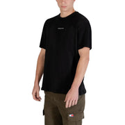 Noir Tommy Hilfiger Jeans hommes t-shirt avec un logo blanc discret sur la poitrine, confectionné dans une matière en coton confortable