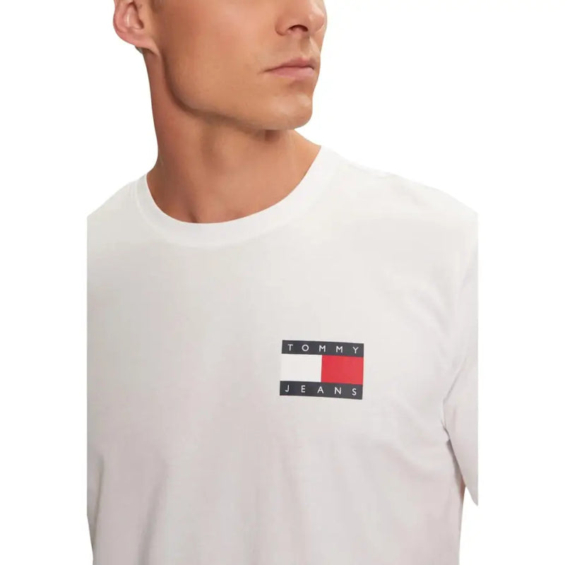 Blanc Tommy Hilfiger Jeans hommes t-shirt avec un écusson logo classique sur la poitrine en coton