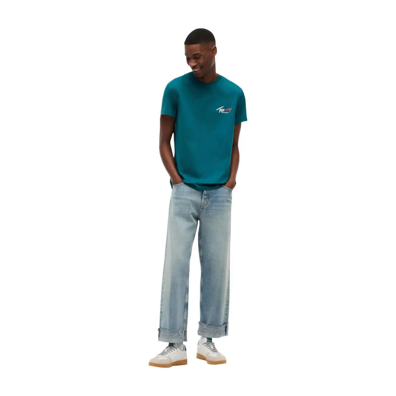 T-shirt en coton bleu sarcelle à manches courtes t-shirt avec un petit logo brodé sur la poitrine gauche par Tommy Hilfiger Jeans collection homme