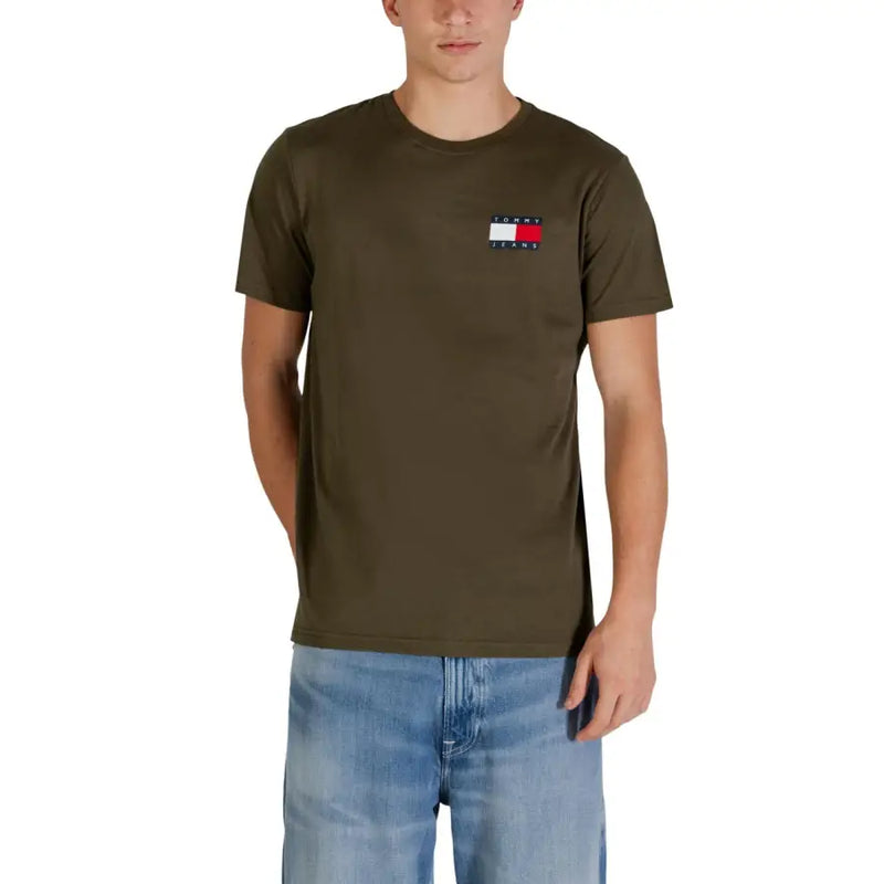 Jeans Tommy Hilfiger vert olive pour hommes t-shirt avec un petit logo drapeau brodé sur la poitrine gauche