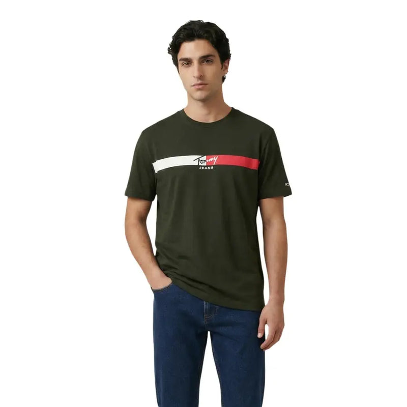 Jeans Tommy Hilfiger vert olive pour hommes t-shirt avec une bande horizontale blanche et rouge et le logo de la marque sur la poitrine