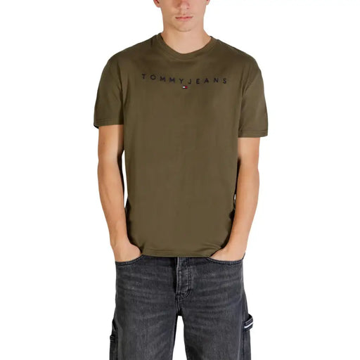 Jeans Tommy Hilfiger vert olive pour hommes t-shirt avec un logo noir discret sur la poitrine, confectionné dans un coton doux.