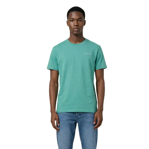 Jeans Tommy Hilfiger bleu sarcelle pour hommes t-shirt avec un col rond et un logo blanc discret sur la poitrine gauche pour une tenue décontractée