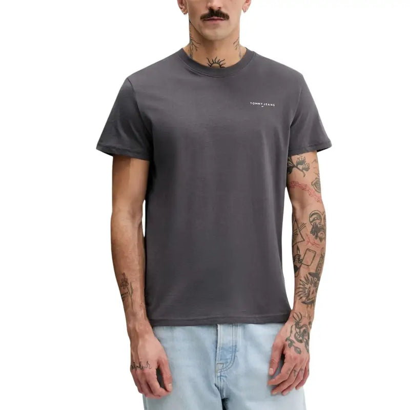 Gris foncé Tommy Hilfiger Jeans hommes t-shirt comportant un petit logo blanc sur la poitrine gauche en matière de coton