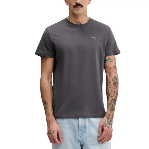 Gris foncé Tommy Hilfiger Jeans hommes t-shirt comportant un petit logo blanc sur la poitrine gauche en matière de coton