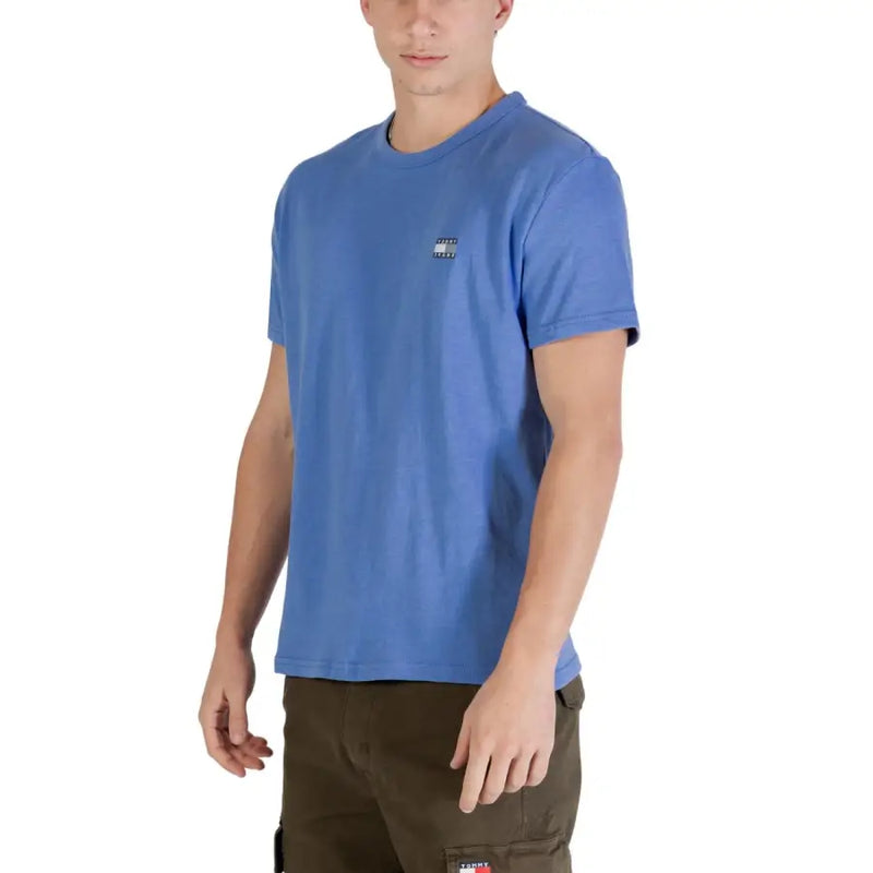T-shirt homme Tommy Hilfiger Jeans bleu clair en coton biologique, manches courtes et logo sur la poitrine gauche