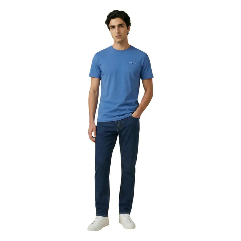 Tommy Hilfiger Jeans T-shirt homme bleu clair en coton biologique avec petit logo brodé sur la poitrine gauche.