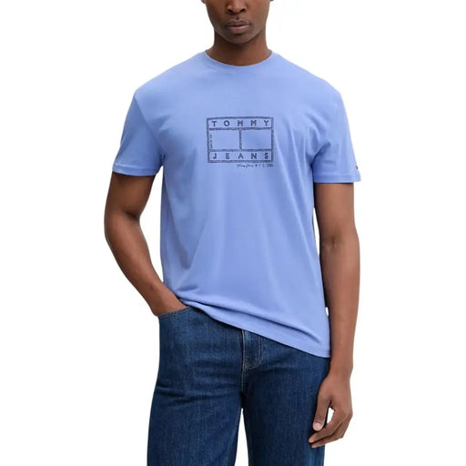 T-shirt homme Tommy Hilfiger Jeans bleu clair en coton biologique avec logo gris foncé et motif court de tennis