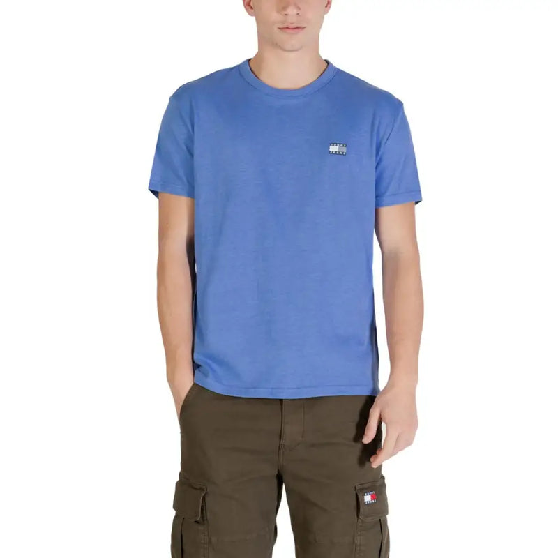 Tommy Hilfiger Jeans T-shirt homme en coton biologique bleu clair avec un petit logo rectangulaire sur la poitrine gauche.