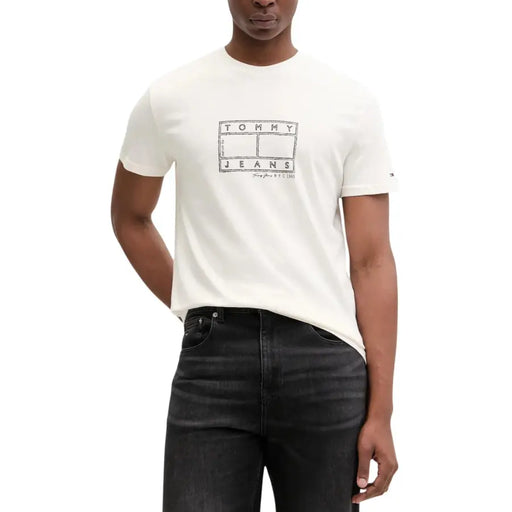 T-shirt Tommy Hilfiger Jeans blanc pour homme, en coton biologique, avec logo graphique noir sur la poitrine.