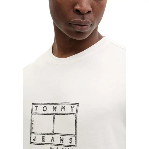 Tommy Hilfiger T-shirt homme en jean blanc en coton biologique avec logo graphique noir et design de la marque