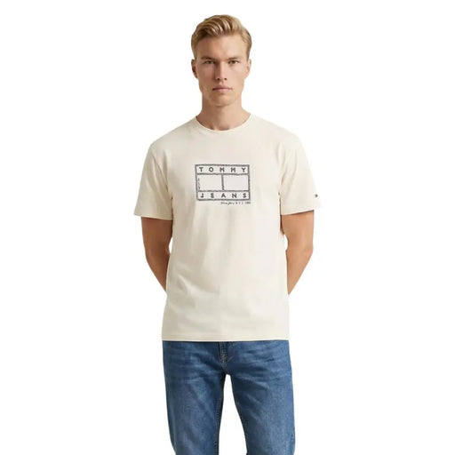 couleur crème Tommy Hilfiger Jeans T-shirt homme en coton biologique avec un logo Tommy Jeans rectangulaire noir