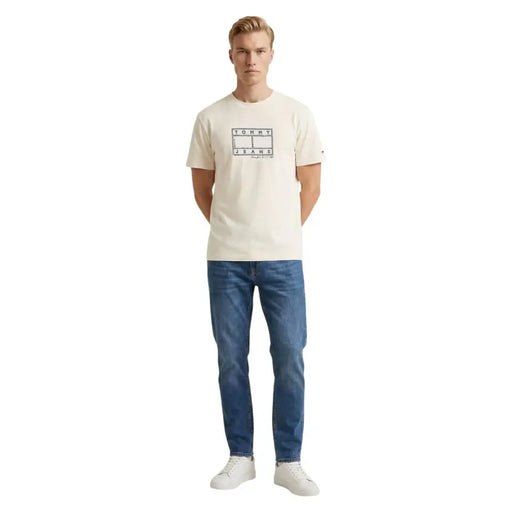 T-shirt homme Tommy Hilfiger Jeans couleur crème en coton biologique avec logo noir et motif court de tennis sur le devant