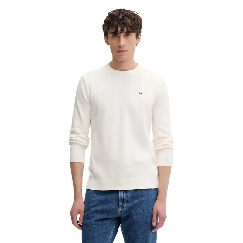 Pull long en maille crème pour homme Tommy Hilfiger Jeans, avec poignets côtelés et confectionné en coton biologique.