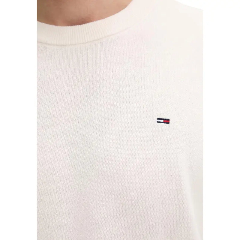 Pull ras du cou en maille couleur crème, confectionné en coton biologique et orné du logo Tommy Hilfiger brodé sur la poitrine gauche.