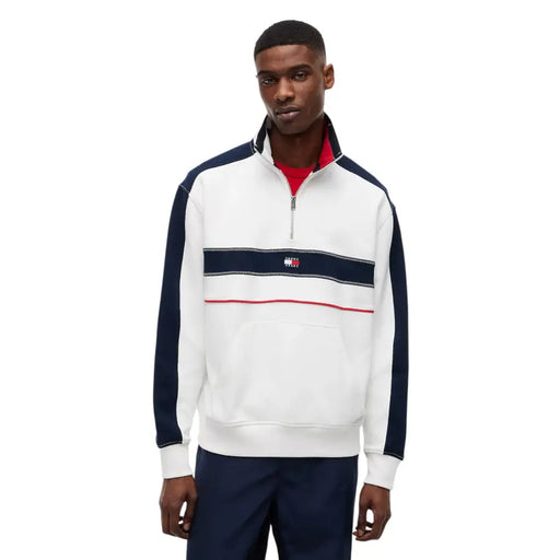 Tommy Hilfiger Jeans Sweat-shirt homme en coton biologique blanc à rayures, manches bleu marine et bande rouge sur la poitrine.
