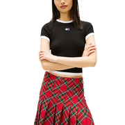 Jean Tommy Hilfiger noir à manches courtes pour femme en coton biologique t-shirt avec des bordures blanches et un logo sur la poitrine
