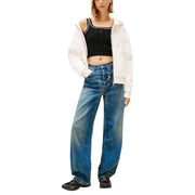 Jean en denim bleu à jambes larges, effet délavé et coutures apparentes, associé à un coton biologique Tommy Hilfiger top
