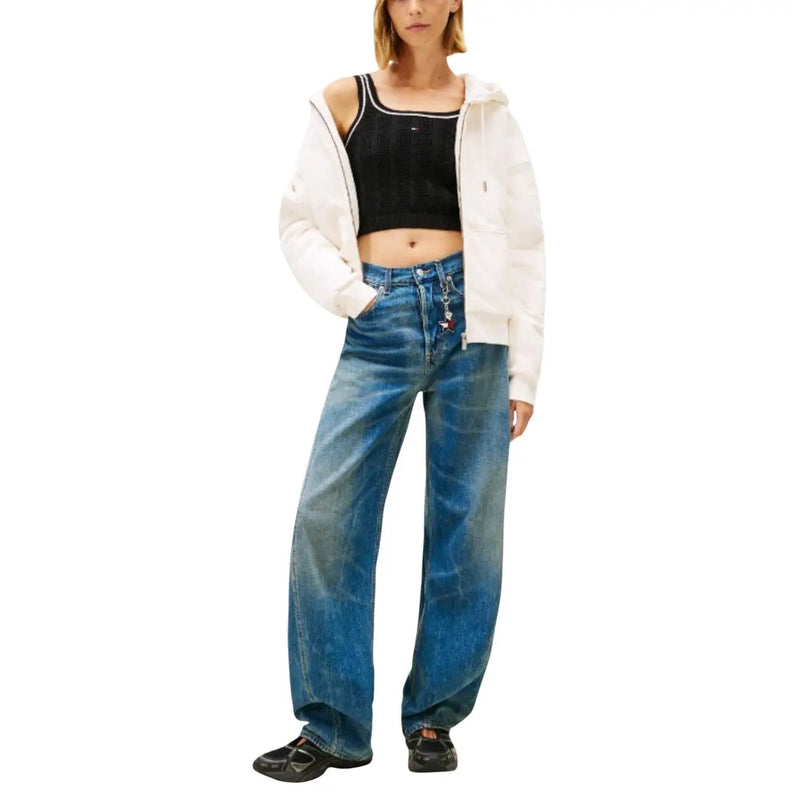 Jean en denim bleu à jambes larges, effet délavé et coutures apparentes, associé à un coton biologique Tommy Hilfiger top
