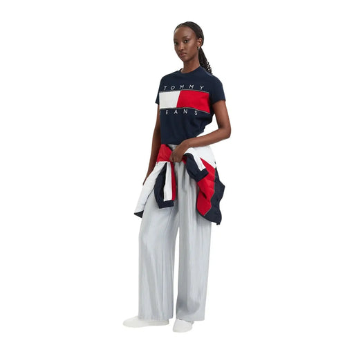 T-shirt Tommy Hilfiger Jeans bleu marine pour femme, en coton biologique, avec logo drapeau rouge, blanc et bleu marine sur la poitrine