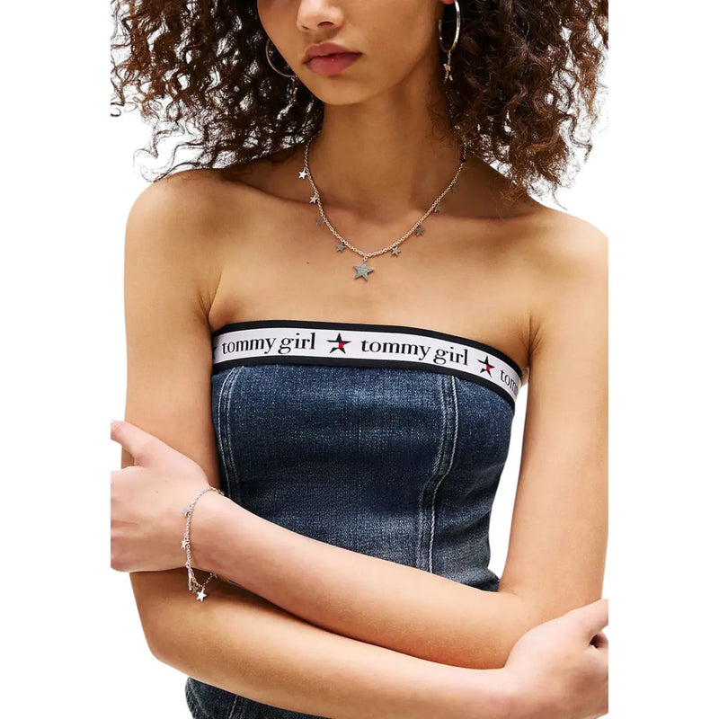 Jean bleu foncé sans bretelles top avec un bandeau Tommy Girl blanc et noir en coton biologique par Tommy Hilfiger Jeans