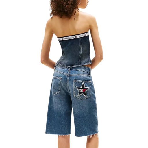 Ensemble deux pièces en denim bleu avec corset sans bretelles top et un short à jambes larges avec poche arrière à patch étoile signé Tommy Hilfiger