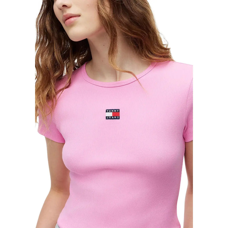 T-shirt rose côtelé à manches courtes en coton de la marque Tommy Hilfiger Jeans, orné d'un petit logo sur la poitrine.