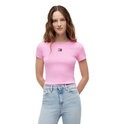 Tommy Hilfiger Jeans T-shirt rose côtelé en coton pour femme, manches courtes, avec un petit logo rectangulaire sur la poitrine gauche.