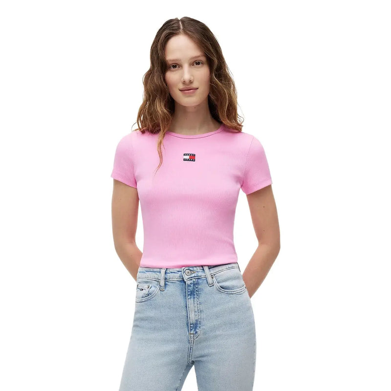 Tommy Hilfiger Jeans T-shirt rose côtelé en coton pour femme, manches courtes, avec un petit logo rectangulaire sur la poitrine gauche.