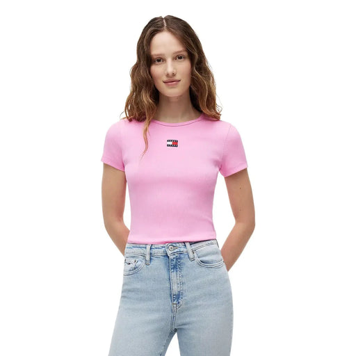 Tommy Hilfiger Jeans T-shirt rose côtelé en coton pour femme, manches courtes, avec un petit logo rectangulaire sur la poitrine gauche.
