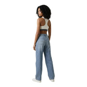 Jean en denim clair délavé à jambes larges et poches arrière classiques, Tommy Hilfiger, débardeur blanc à col rond pour femme. top vue arrière