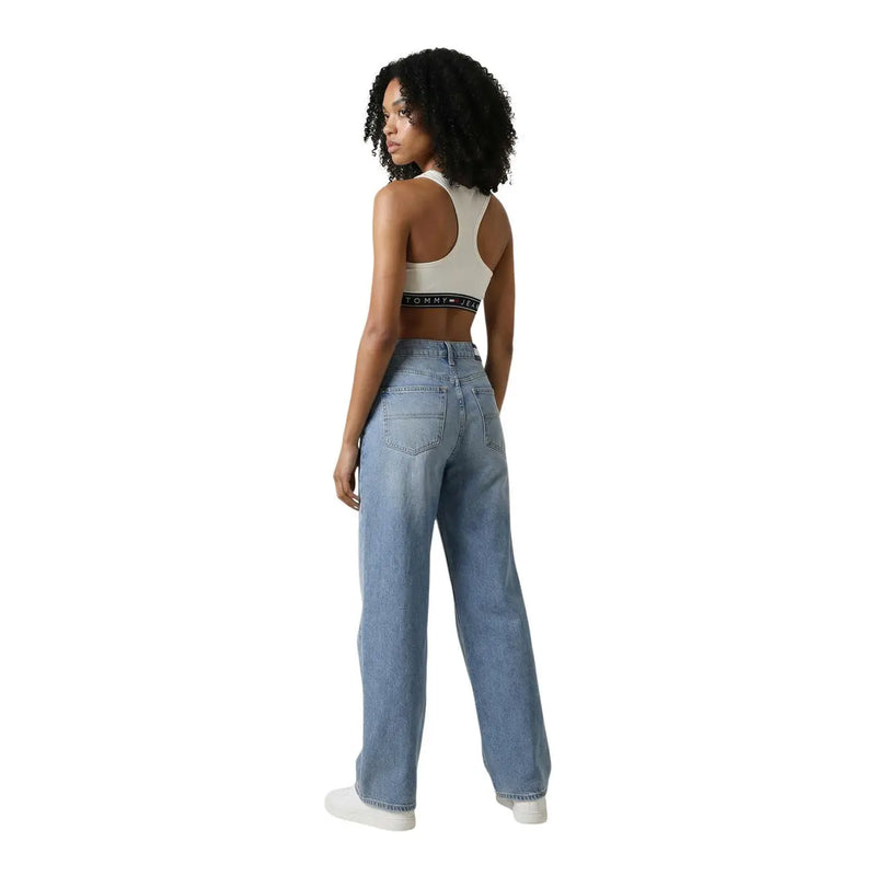 Jean en denim clair délavé à jambes larges et poches arrière classiques, Tommy Hilfiger, débardeur blanc à col rond pour femme. top vue arrière
