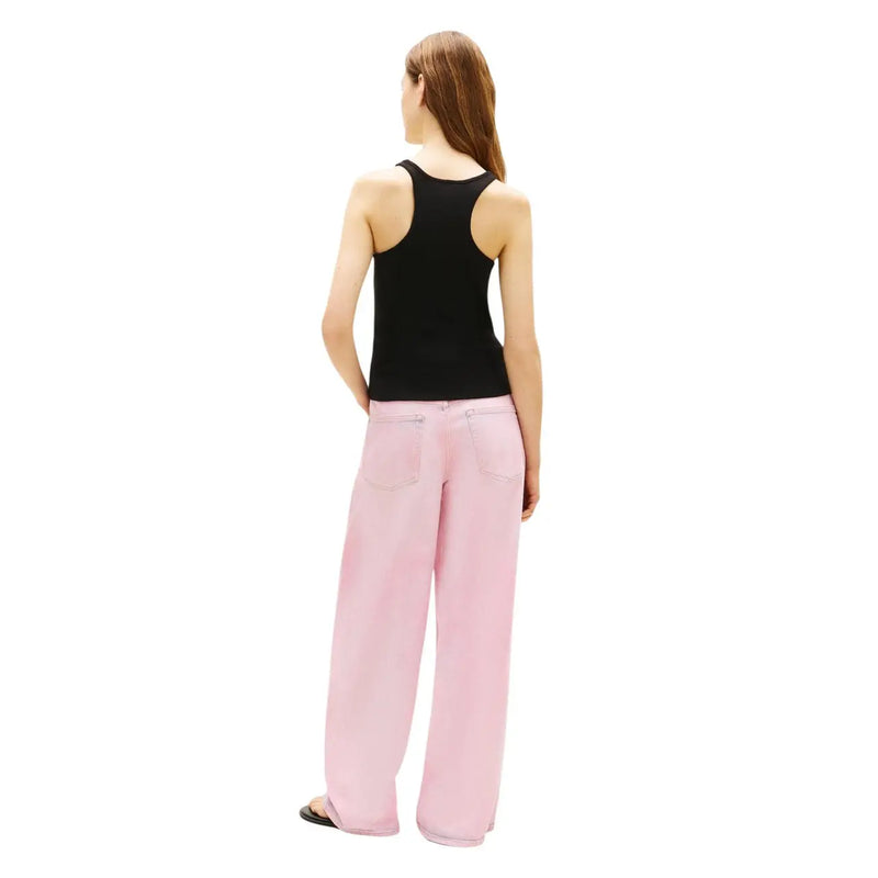Pantalon rose en coton à jambes larges, coupe décontractée et poches avant, porté avec un débardeur noir Tommy Hilfiger top