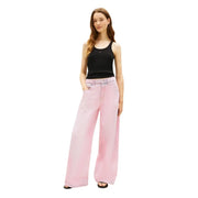 Pantalon en jean rose à jambes larges associé à un débardeur noir en coton à col rond Tommy Hilfiger top pour les femmes