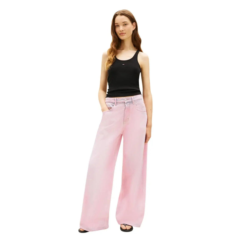 Pantalon en jean rose à jambes larges associé à un débardeur noir en coton à col rond Tommy Hilfiger top pour les femmes