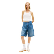 Short en jean bleu à cinq poches et délavage subtil, porté avec un débardeur blanc en coton Tommy Hilfiger top sangles