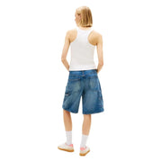 Short en jean bleu à poches cargo et coupe décontractée, porté avec un débardeur blanc en coton Tommy Hilfiger top sangles