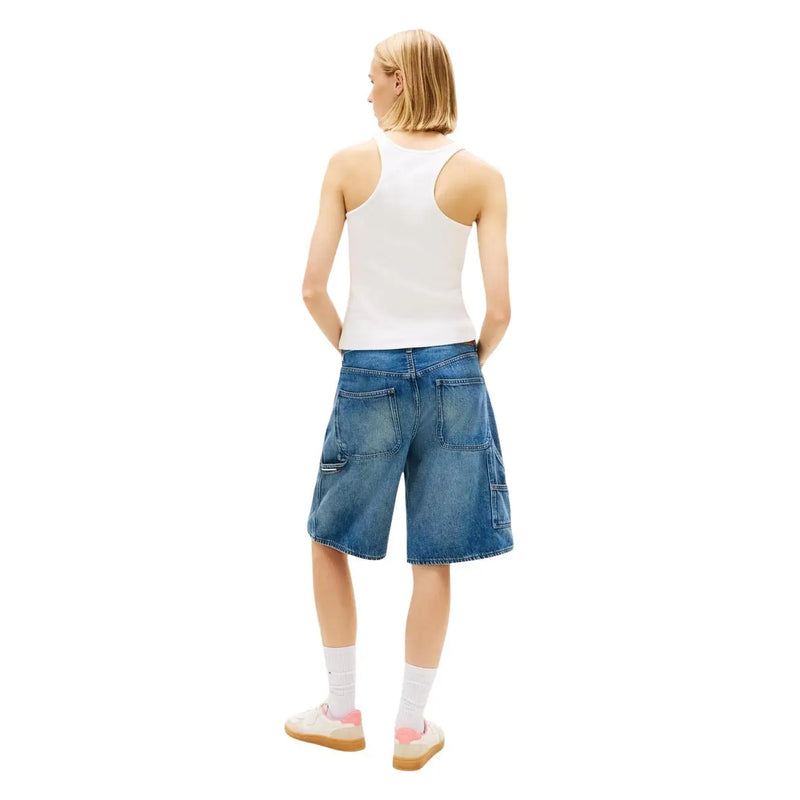 Short en jean bleu à poches cargo et coupe décontractée, porté avec un débardeur blanc en coton Tommy Hilfiger top sangles