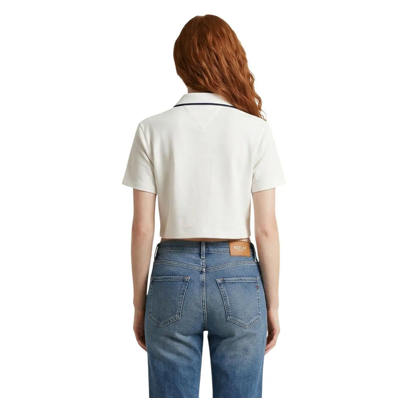 Polo crème à manches courtes avec bordures bleu marine et écusson en cuir griffé à la taille par Tommy Hilfiger Jeans