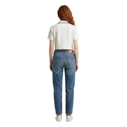 Un jean Tommy Hilfiger en denim bleu moyen, coupe droite, avec un empiècement en cuir marron à la ceinture.