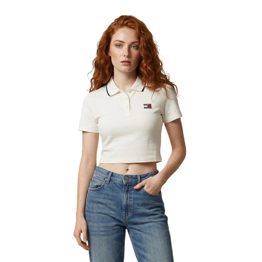 Polo blanc court avec bordure noire et petite taille Tommy Hilfiger logo sur la poitrine gauche pour femmes par Tommy Hilfiger Jeans