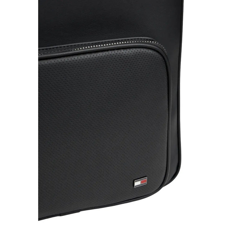 Tommy Hilfiger Sac à dos en cuir noir pour homme TH Foundation, avec poche latérale en cuir perforé et fermeture éclair cousue. Vue détaillée