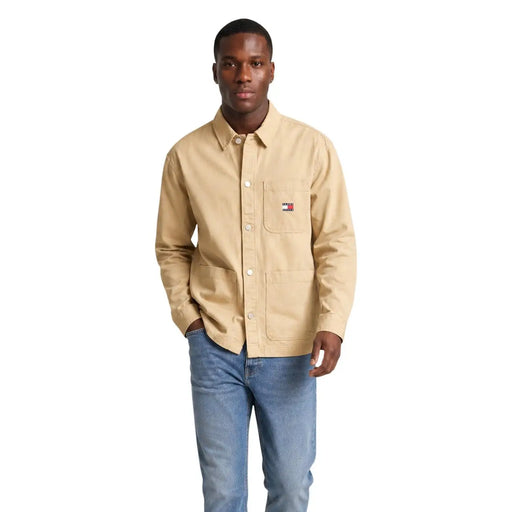 Chemise Tommy Hilfiger beige pour homme en coton biologique, à boutons, avec poche poitrine et écusson logo de la marque, idéale pour le travail.