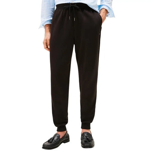 Pantalon de jogging noir en coton à cordon de serrage, coupe décontractée et poignets côtelés de chez Tommy Hilfiger collection de pantalons pour hommes