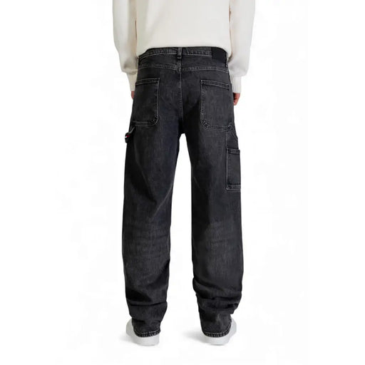 Pantalon cargo Tommy Hilfiger pour homme en denim noir délavé foncé de coton biologique, avec de multiples poches et une coupe décontractée.