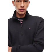 Sweat-shirt Tommy Hilfiger pour homme, en molleton noir à demi-zip, confectionné en coton biologique à la texture subtile et orné du logo drapeau brodé.